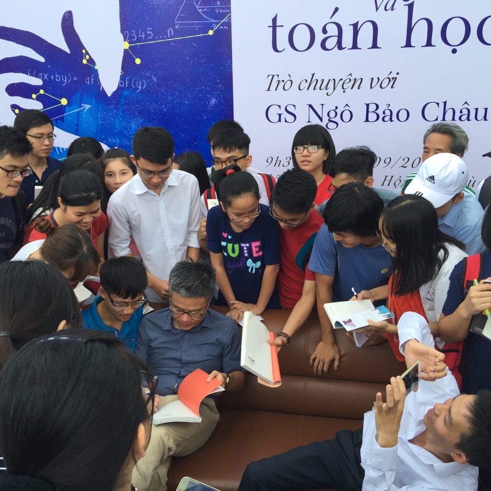 Nhiều độc giả nhỏ tuổi chờ đợi được GS Châu kí tặng (ảnh Mỹ Hà)