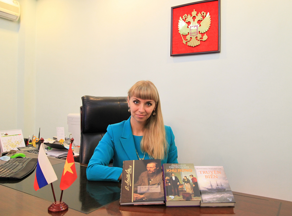 Giám đốc Trung tâm văn hóa Nga: "Chúng tôi rất khổ khi tìm phiên dịch" - 1 Bà Natalia Shafinskaya - Quyền Giám đốc Trung tâm Khoa học và Văn hóa Nga tại Việt Nam.