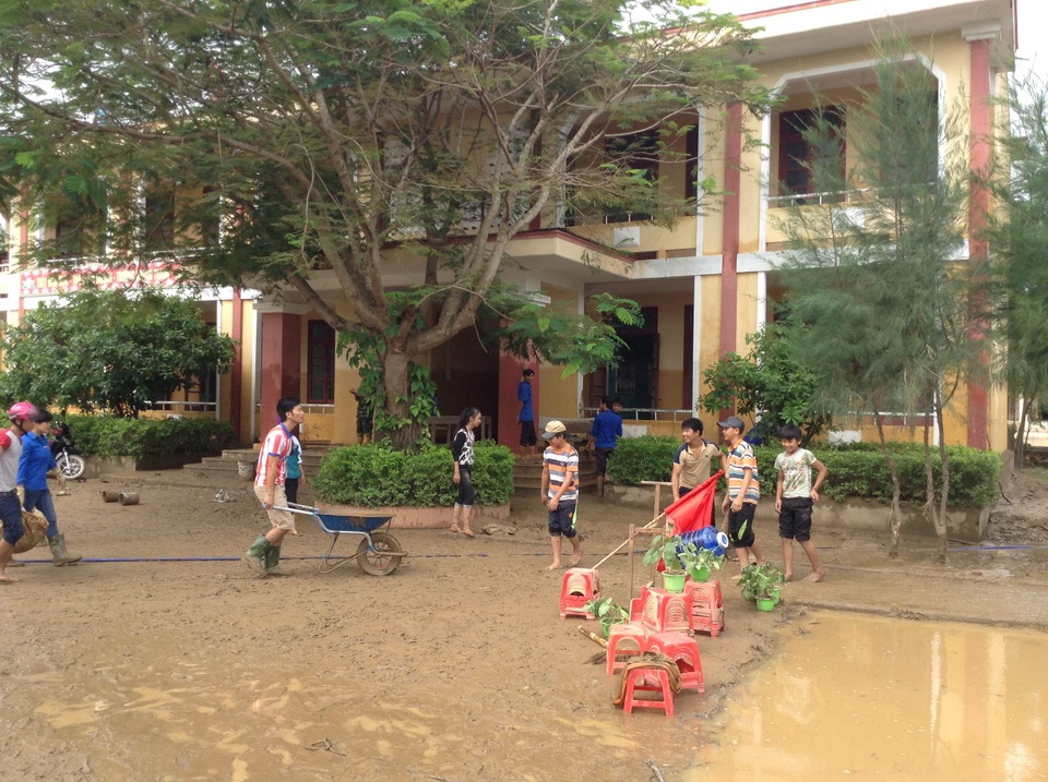 Nhiều trường học ở miền Trung thiệt hại nặng nề sau lũ - 4 Dọn dẹp sau lũ tại Trường THCS Phù Hóa (Ảnh Phòng GD&ĐT Quảng Trạch)