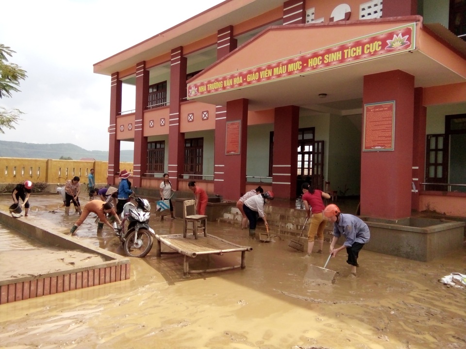 Nhiều trường học ở miền Trung thiệt hại nặng nề sau lũ - 3 Giáo viên dọn dẹp bùn đất tại Trường tiểu học Phù Hóa (ảnh: Phòng GD&ĐT Phù Hóa)