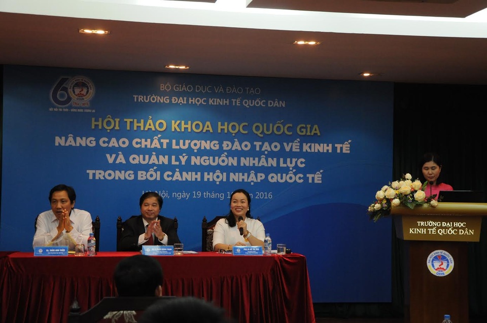 Thứ trưởng Bộ Nội vụ: Có người học bình thường nhưng ra đời thành công hơn người học giỏi - 1 Thứ trưởng Trần Anh Tuấn (ngoài cùng bên trái) tại hội thảo (ảnh: Việt Hùng)