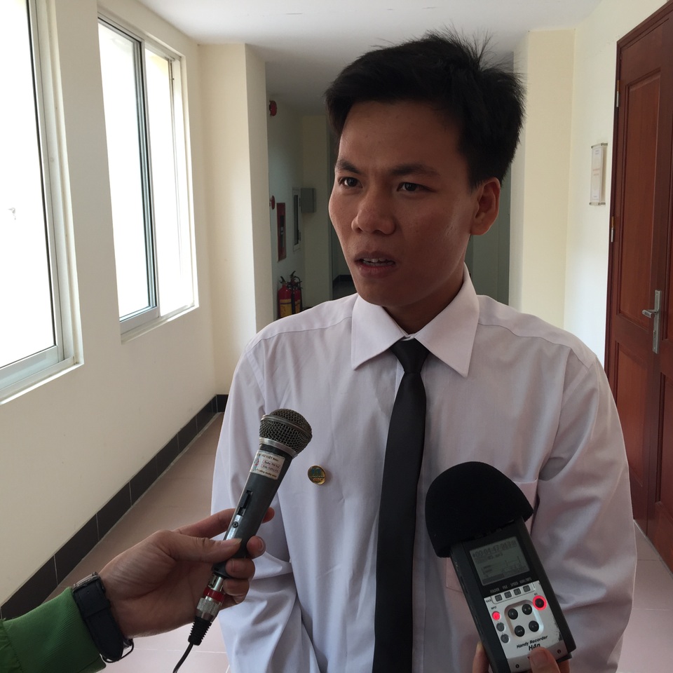 Thầy Quyết đang chia sẻ về câu chuyện chiếc bánh mì nơi huyện đảo