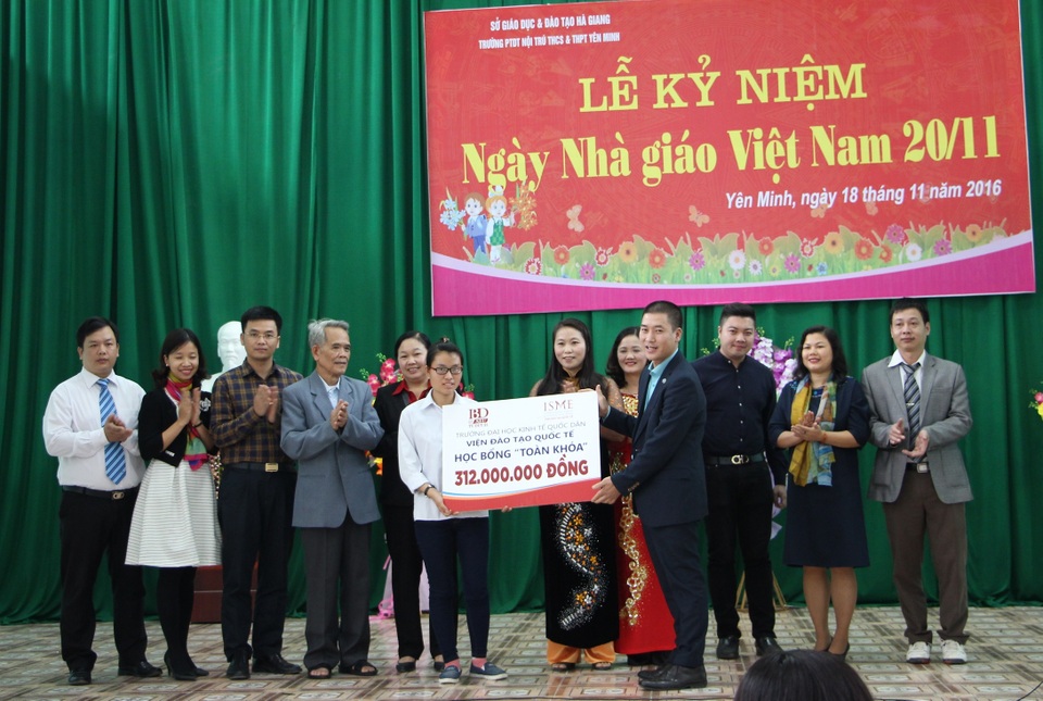 Thí sinh đoạt giải quốc gia nhưng trượt ĐH được cấp học bổng hơn 300 triệu đồng - 1 TS. Đồng Xuân Đảm – Viện trưởng Viện ĐTQT trao học bổng của Nhà trường cho em Đặng Thị Huyền