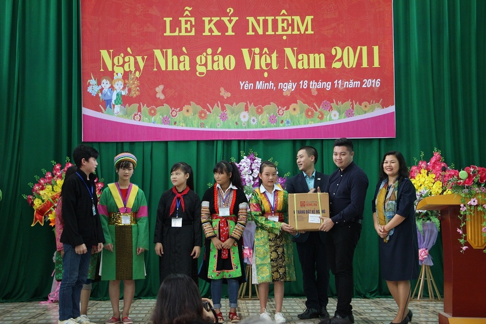 Thí sinh đoạt giải quốc gia nhưng trượt ĐH được cấp học bổng hơn 300 triệu đồng - 3
Dịp này, Viện ĐTQT trao tặng 1.200 phần quà cho các em học sinh Trường THPT Nội trú cấp 2-3 Yên Minh, Hà Giang.
