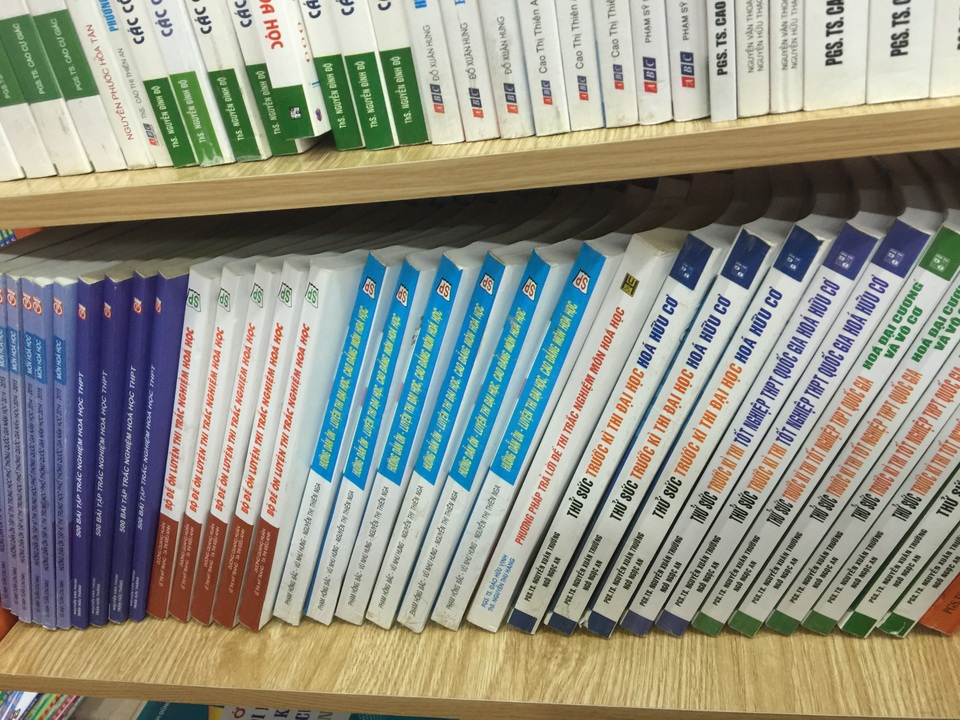 Tài liệu luyện thi trắc nghiệm hiện tràn lan trên mạng, thiếu kiểm soát chặt chẽ (ảnh: M. Hà)