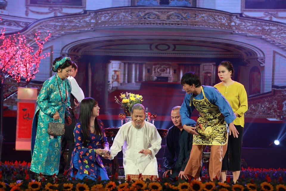 Vượng râu: Đầu tư cho văn hóa, tiền phải song hành cùng với chữ tâm - 1 Nghệ sĩ Nguyễn Công Vượng và các nghệ sĩ trong chương trình Gala Tết vạn lộc 2