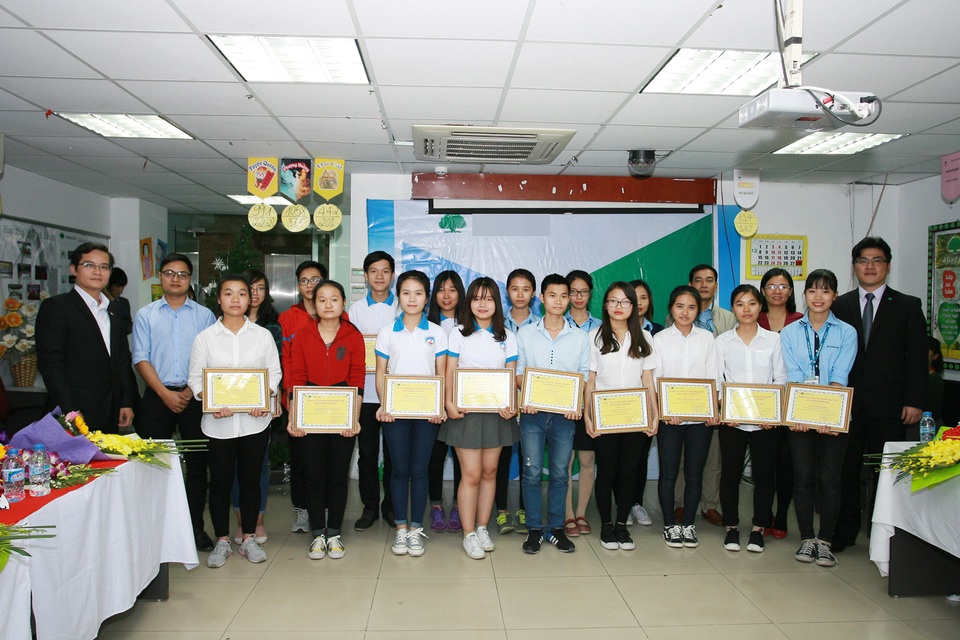 Một số SV được trao học bổng tại Hà Nội vào ngày 9/12 (ảnh: PV)