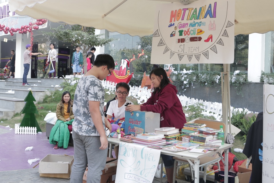 Nhiều sách và đồ chơi cũ cũng được quyên góp để mang đến hội chợ