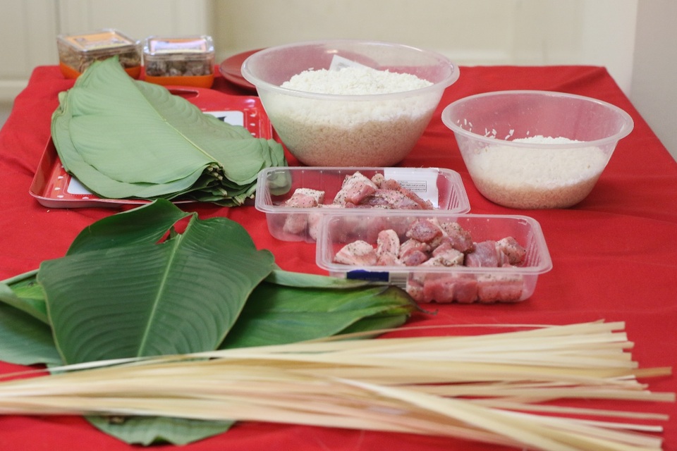 Du học sinh Việt chờ đón giao thừa cùng chiếc bánh chưng đầu tay - 1 Ở thành phố nhỏ như Bournemouth, thật khó để kiếm được lá dong. Chúng tôi thường phải mua từ London hay nhờ bạn bè mang sang. Nhìn chiếc lá dong còn xanh tươi, ai cũng hồi hộp vì thấy Tết đang về.