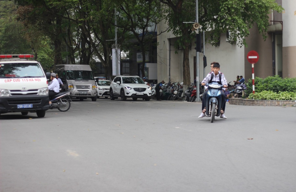 Hà Nội: Học sinh đầu trần, mũ treo xe, vô tư phạm luật giao thông - 2 Không mũ bảo hiểm, đi xe máy không gương, hai học sinh này còn ngang nhiên vượt đèn đỏ.(Ảnh chụp vào ngày 7/4/2017 tại ngã tư giao 2 đường Hai Bà Trưng và Phan Chu Trinh)