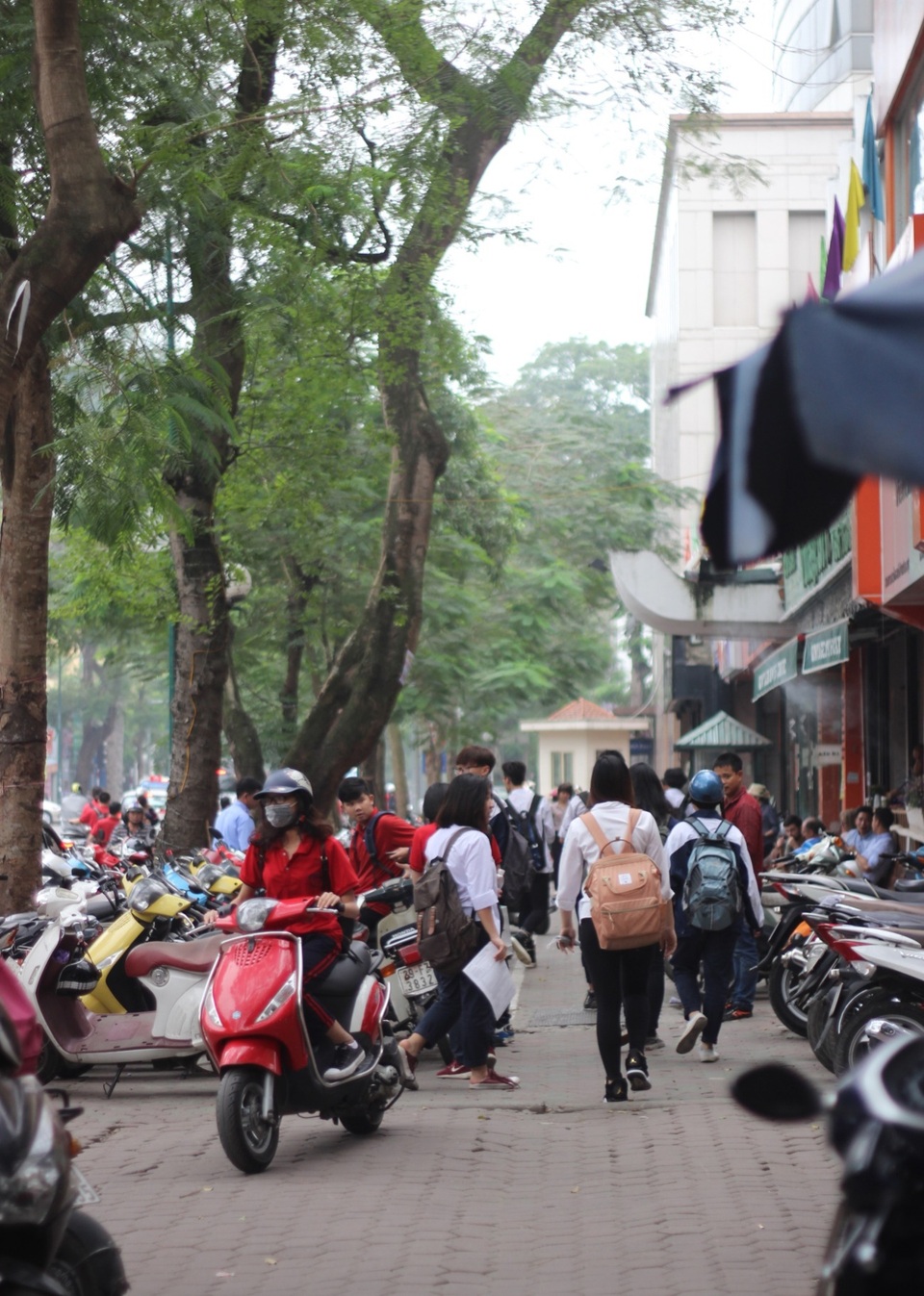 Học sinh đi xe máy đến trường: Quản không được thì “thả”? - 1
Một điểm trông giữ xe máy của học sinh cấp 3 trên đường Lý Thường Kiệt (quận Hoàn Kiếm). (Ảnh chụp vào ngày 7/4/2017)