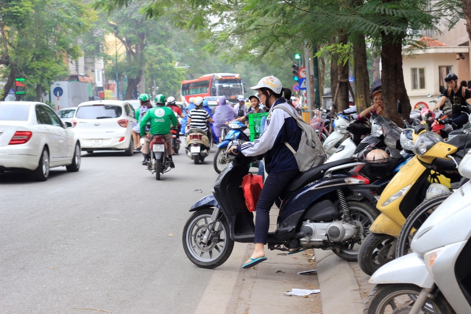 Học sinh đi xe máy đến trường: Quản không được thì “thả”? - 2
Học sinh đang lấy xe máy từ một điểm trông giữ xe trên vỉa hè. (Ảnh chụp vào ngày 7/4/2017)