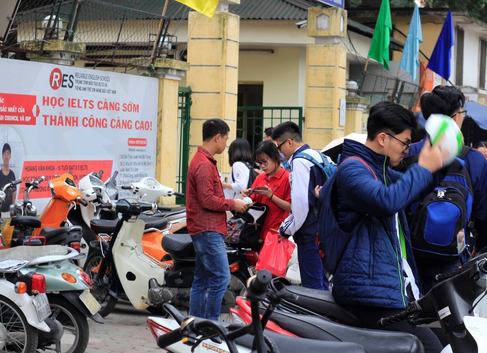 Học sinh đi xe máy đến trường: Quản không được thì “thả”? - 3
Học sinh lấy xe tại điểm trông xe cạnh trường sau khi tan học. Giá vé gửi xe ở hầu hết các điểm trông xe này là 5.000 đồng/xe máy.