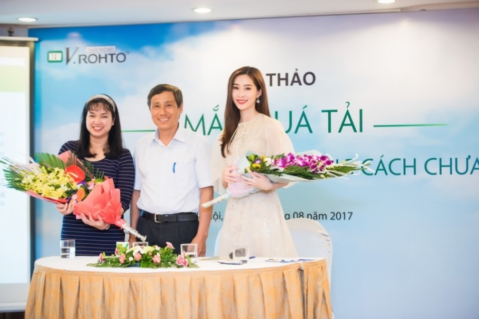 Chăm sóc đôi mắt khỏe đẹp cùng Hoa hậu Đặng Thu Thảo - 1 PGS-TS Trần An, Hoa hậu Đặng Thu Thảo và Dược sĩ Nguyễn Thị Ngọc Thu