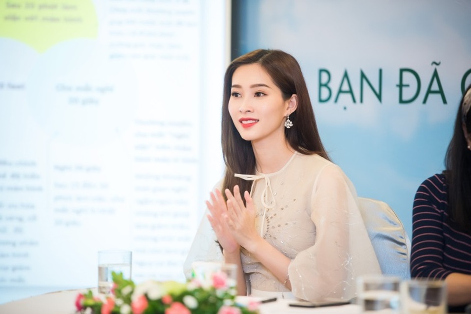 Chăm sóc đôi mắt khỏe đẹp cùng Hoa hậu Đặng Thu Thảo - 2 Hoa hậu Đặng Thu Thảo rạng rỡ tại buổi hội thảo