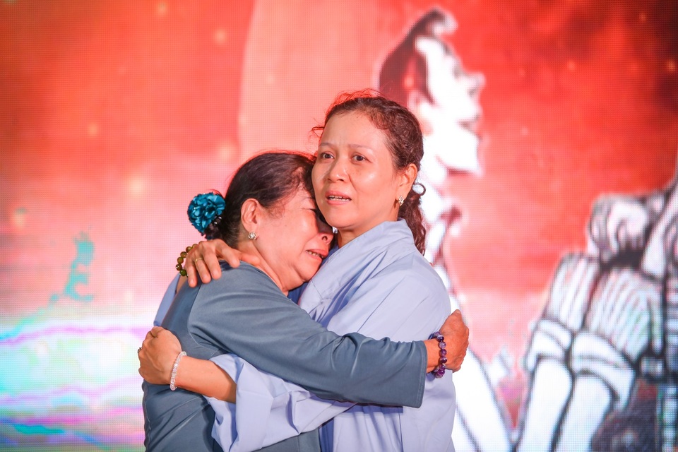 Với nghi thức rửa chân tạ ơn đã làm nhiều người không kìm nổi nước mắt khi nâng niu đôi bàn chân của cha mẹ, để cảm nhận những vết chai sạn bao năm vất vả, lo toan nuôi nấng con nên người.