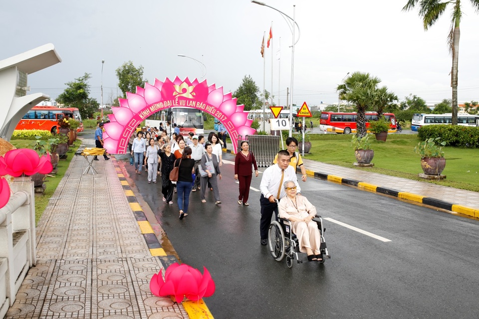 Mặc dù trời mưa nhưng đông đảo các thân nhân và khách mời vẫn nườm nượp đến Công viên nghĩa trang Sài Gòn Thiên Phúc thắng hội Vu Lan báo hiếu mẹ cha.