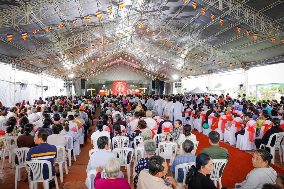 Buổi lễ còn thu hút hơn 1.000 Phật tử và thân nhân của người quá cố tham dự.