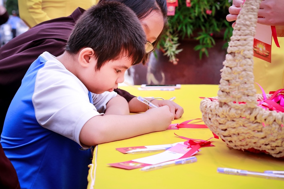 Đến dự Đại lễ, tất cả mọi người, từ già tới trẻ…