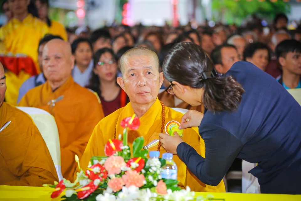 Bông hồng cài áo” là một trong nghi lễ đầy ý nghĩa trong ngày Vu Lan. Hoa màu đỏ dành cho những ai còn cả cha lẫn mẹ, hoa màu trắng dành cho những ai đã mất cha, mẹ. Hoa màu vàng kính dâng lên Chư Tôn Đức thể hiện lòng hiếu kính những bậc cao cả, thay đức Thế Tôn giáo hóa chúng sinh.