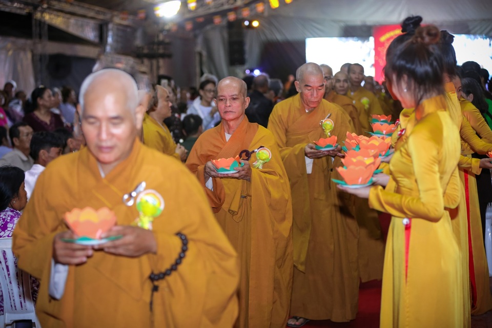 Kết thúc chương trình là nghi thức thả đèn hoa đăng. Theo ý nghĩa của Phật giáo, nghi lễ thả đèn hoa đăng là cầu cho Quốc thái, dân an, mọi nhà đều an lành, hạnh phúc.