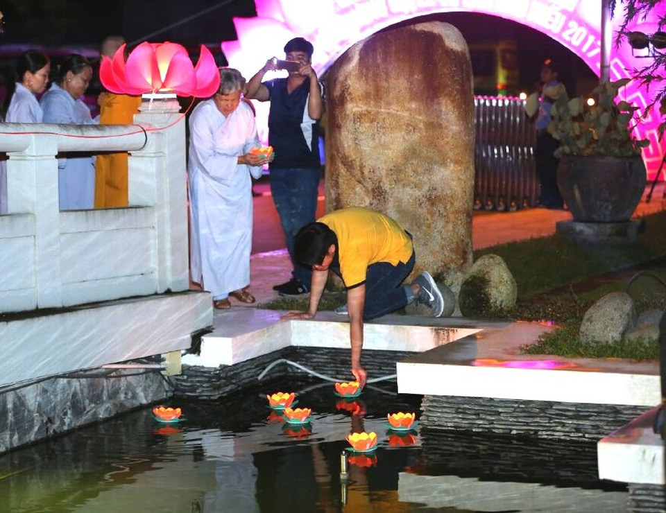 Hàng trăm ngọn đèn được thả xuống hồ nước, mang theo những ước nguyện, cầu bình an và lòng thành kính của các Phật tử dành cho người đã khuất.