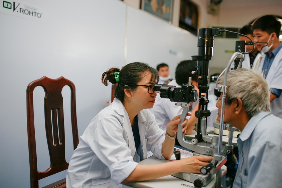 “Vì một Việt Nam mắt sáng rạng ngời” - 1 Người dân được khám mắt với trang thiết bị hiện đại