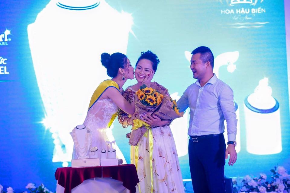 Nội thất châu Âu PT Casa chung tay xoa dịu nỗi đau da cam - 3 Doanh nhân Nguyễn Thị Phương trong buổi đấu giá bộ trang sức ngọc trai trị giá 100 triệu đồng