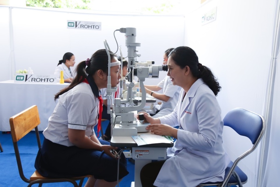 Khởi động chương trình Chăm sóc mắt học đường 2018 - 2 Học sinh đang được khám mắt tại chương trình Chăm sóc mắt học đường 2017