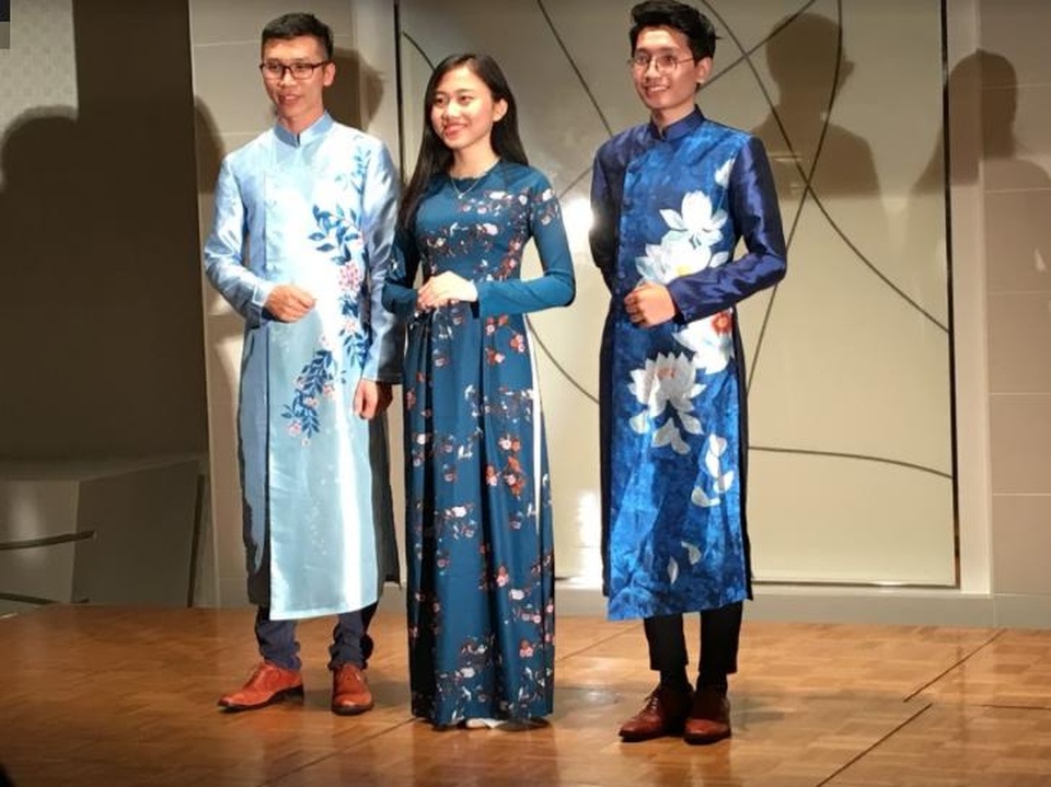 
Tuổi 20, cô gái Nguyễn Ngọc Phương Linh mang nhiều hoài bão vươn ra thế giới. Trong ảnh: Phương Linh là đại biểu trẻ nhất đoàn Việt Nam tham dự chương trình Tàu Thanh niên Đông Nam Á - Nhật Bản 2017.
