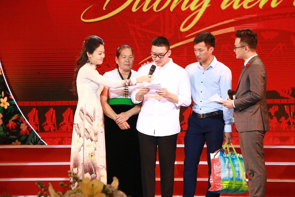 Nam sinh Hồ Hồng Cường (áo trắng), dân tộc Sila, quê Điện Biên, sinh viên năm nhất, Trường ĐH Khoa học, ĐH Thái Nguyên, 18 năm qua được ông bà nội nuôi nấng và giờ đã có những thành tích học tập bước đầu đáng tự hào.