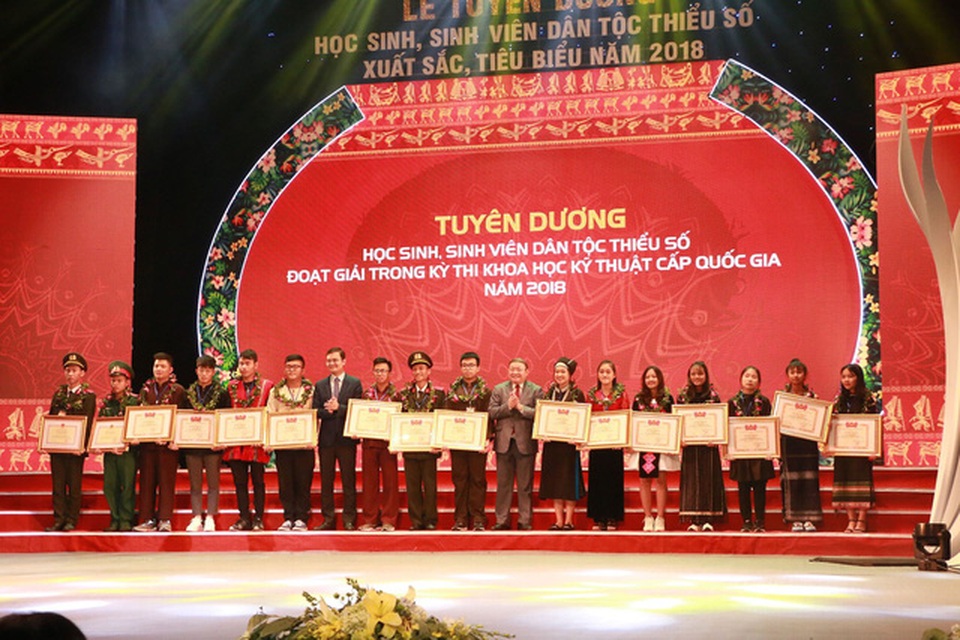 Những học sinh, sinh viên dân tộc thiểu số đoạt giải trong kì thi KHKT cấp quốc gia 2018.
