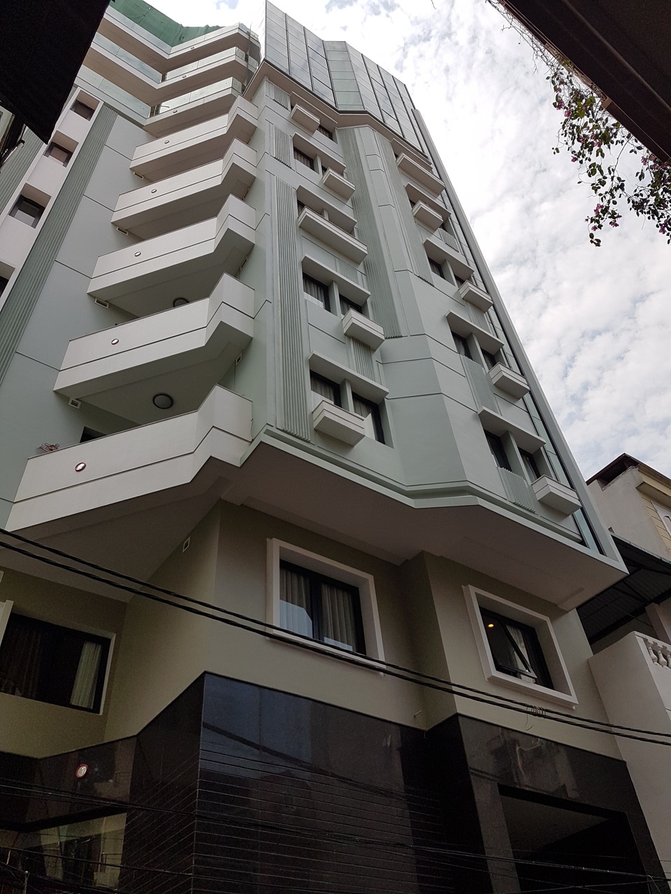 Hà Nội “cắt ngọn” tòa nhà 10 tầng của nguyên Phó Giám đốc sở - 1 Tòa nhà được cấp phép 7 tầng nhưng xây tới 10 tầng
