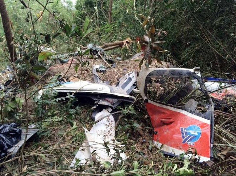 3 phi công trực thăng hi sinh, nữ sinh tình nguyện mãi mãi "dừng chân" ở vùng lũ - 3
Ngày 18/10, trong lúc bay huấn luyện, chiếc máy bay trực thăng của Trung tâm Huấn luyện - Tổng Công ty trực thăng Việt Nam (đóng tại Bà Rịa - Vũng Tàu) số hiệu 8632EC130T2 đã bị rơi tại khu vực Tây Bắc núi Dinh. Vụ tai nạn khiến 3 người (1 giáo viên và 2 học viên) hy sinh gồm: Đại úy Dương Lê Minh (SN 1984), Trung úy Đặng Đình Duy (SN 1991), Trung úy Nguyễn Văn Tùng (SN 1991). (Ảnh Báo Giao thông)