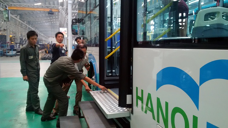 Dàn xe đặc biệt sắp chạy tuyến buýt nhanh đầu tiên ở Hà Nội - 4
Đến thời điểm này, hàng chục chiếc xe buýt đặc biệt này đã về đến bến xe Yên Nghĩa để hoàn thiện những hạng mục nốt nội thất cuối cùng.