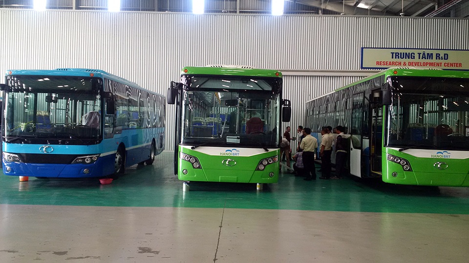 Phương án vận hành thử tuyến xe buýt nhanh đầu tiên của Hà Nội - 2 Tuyến buýt nhanh thí điểm đầu tiên của Hà Nội khởi công đầu năm 2013, thời điểm đó chủ đầu tư dự kiến khai thác vào quý II/2015 nhưng đã chậm tiến độ hơn một năm. Tuyến buýt chạy theo lộ trình Yên Nghĩa - Ba La - Lê Trọng Tấn – Tố Hữu - Lê Văn Lương - Láng Hạ - Giảng Võ - bến xe Kim Mã.