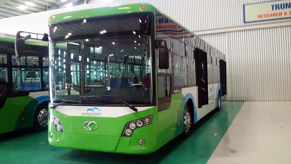 Dàn xe đặc biệt sắp chạy tuyến buýt nhanh đầu tiên ở Hà Nội - 1
Sau gần một năm lỡ hẹn, dự kiến ngày 15/12 tới đây, loạt xe buýt nhanh (BRT) đầu tiên ở Hà Nội chạy tuyến Kim Mã - Yên Nghĩa sẽ được vận hành thử nghiệm.