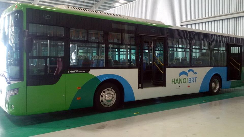 Dàn xe đặc biệt sắp chạy tuyến buýt nhanh đầu tiên ở Hà Nội - 3
Xe buýt có 4 cửa ra vào, tốc độ di chuyển 22 km/h. Các xe đều có hệ thống định vị GPS kết nối với trung tâm để giải quyết sự cố phát sinh. Tại nút giao thông có hệ thống tích hợp với đèn tín hiệu để ưu tiên xe buýt nhanh qua nút.
