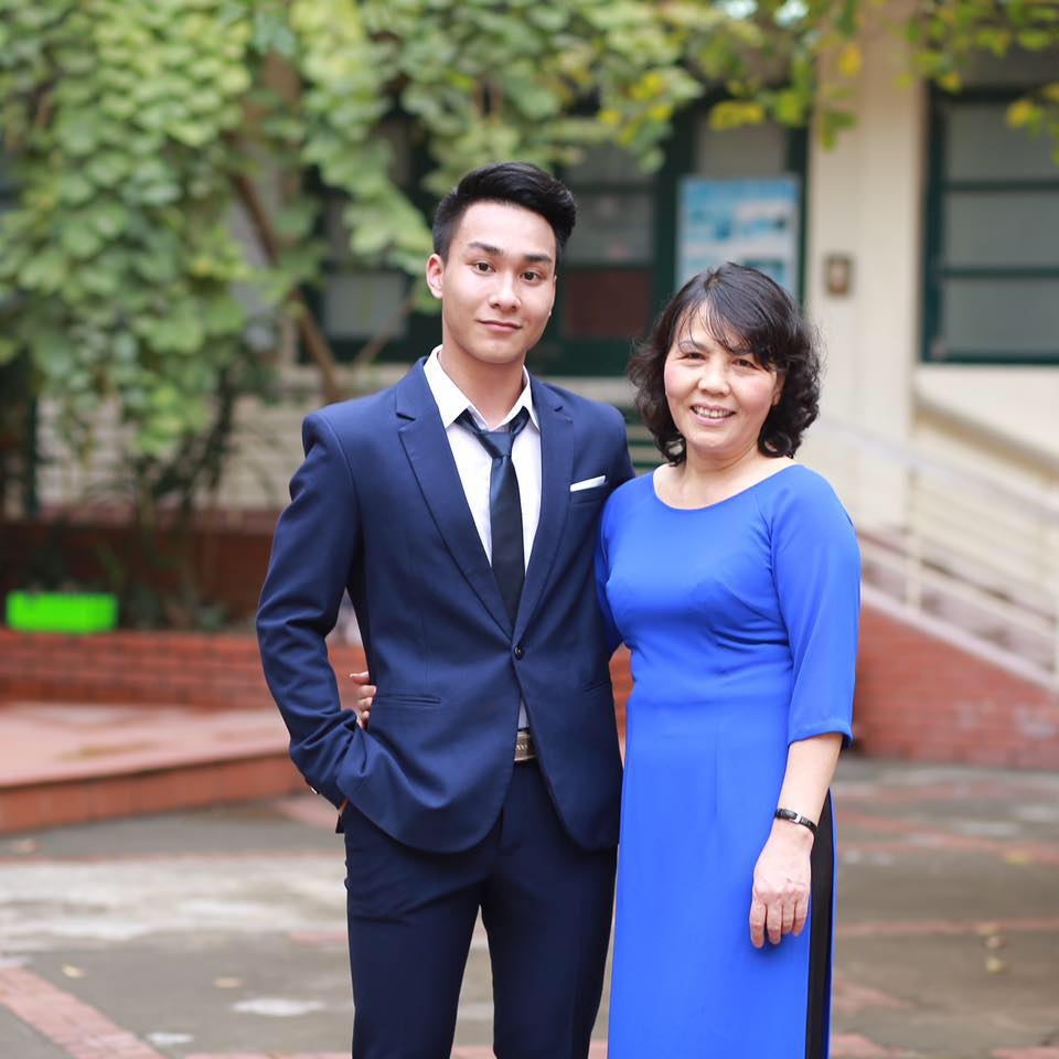 9X điển trai lấy "cần cù bù thông minh" đỗ Thủ khoa Y - Dược ĐHQGHN - 1 Nguyễn Đức Long – tân thủ khoa Khoa Y – Dược (ĐHQGHN) và cô giáo chủ nhiệm cấp 3 của em.