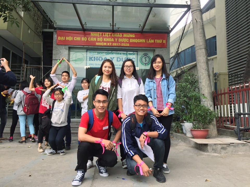 9X điển trai lấy "cần cù bù thông minh" đỗ Thủ khoa Y - Dược ĐHQGHN - 2 Long và các bạn tân sinh viên khoa Y – Dược ở trường đại học.