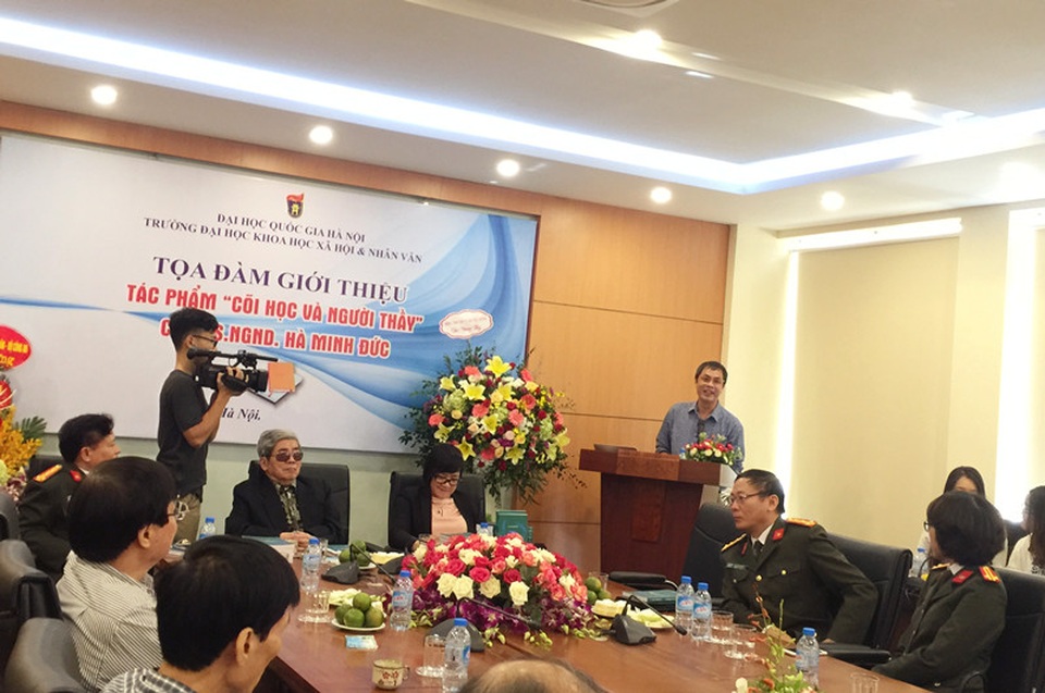 Khi người thầy viết về người thầy… - 2 Nhà thơ Hữu Việt nhấn mạnh “qua bút ký chân dung này, ta chợt nhận ra một chân dung khác, đầy đủ hơn, đó chính là chân dung tác giả Hà Minh Đức – một người thầy”.
