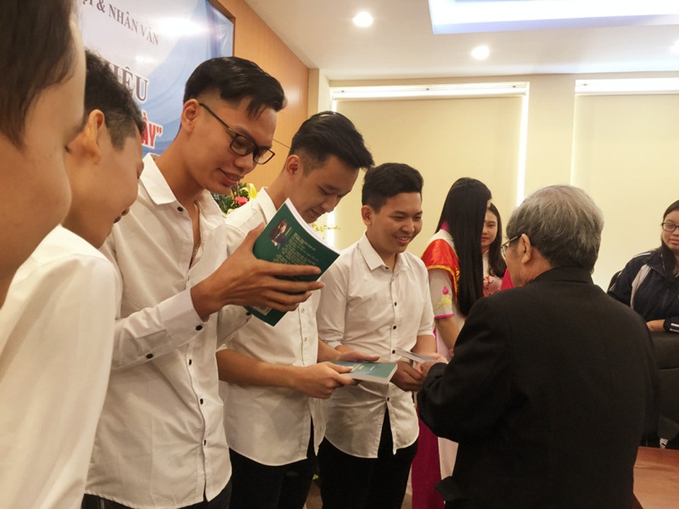 Khi người thầy viết về người thầy… - 3 GS. Hà Minh Đức tặng sách cho sinh viên.
