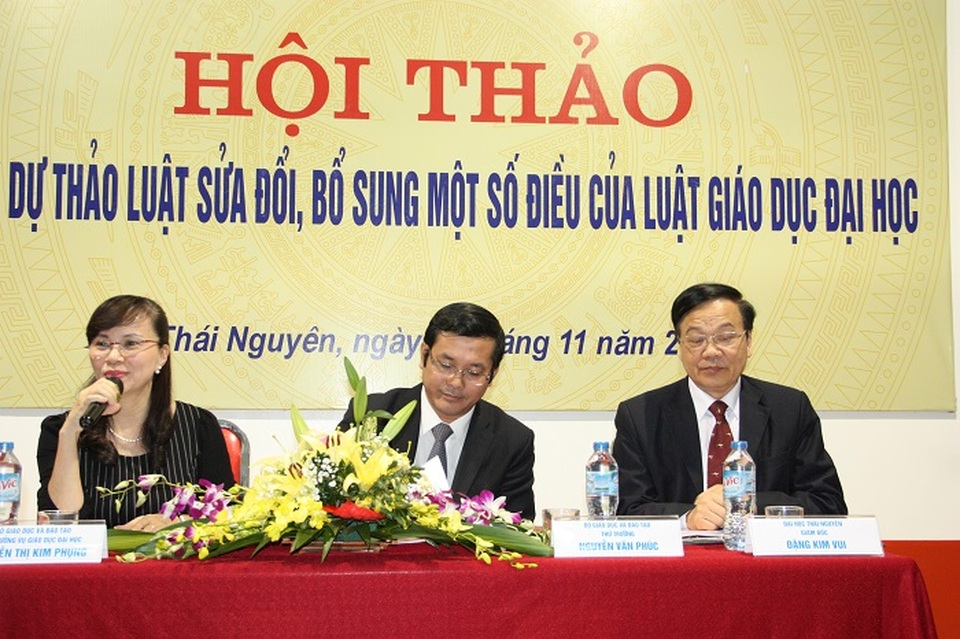 Sinh viên vào Hội đồng trường: "Dân chủ hay chỉ làm cồng kềnh bộ máy?” - 1 Thứ trưởng Nguyễn Văn Phúc (giữa) chủ trì hội thảo góp ý Dự thảo luật sửa đổi, bổ sung một số điều của Luật Giáo dục Đại học.