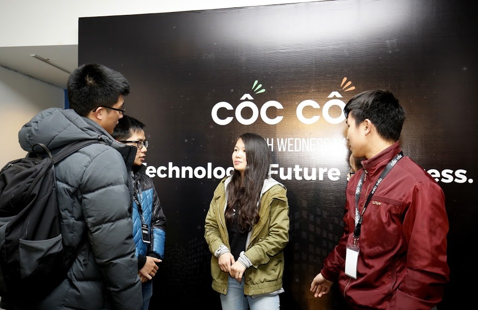 Huyền Chip chỉ rõ những quan niệm “cổ hủ” về khoa học máy tính - 3 Nữ du học sinh ĐH Stanford giao lưu cùng các bạn trẻ tại sự kiện Cốc Cốc’s Hitech Wednesday.