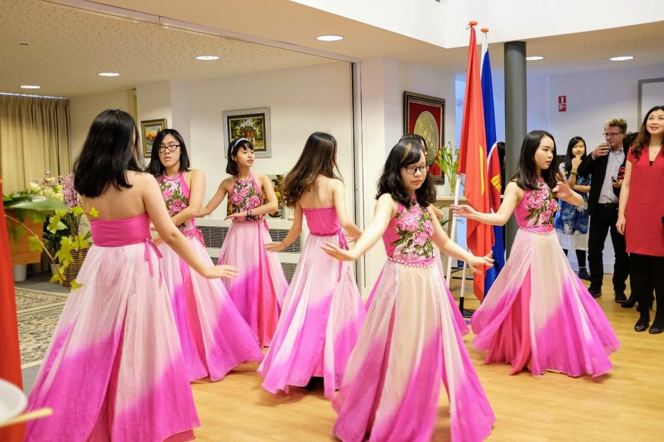 Múa truyền thống mở màn phần hội.