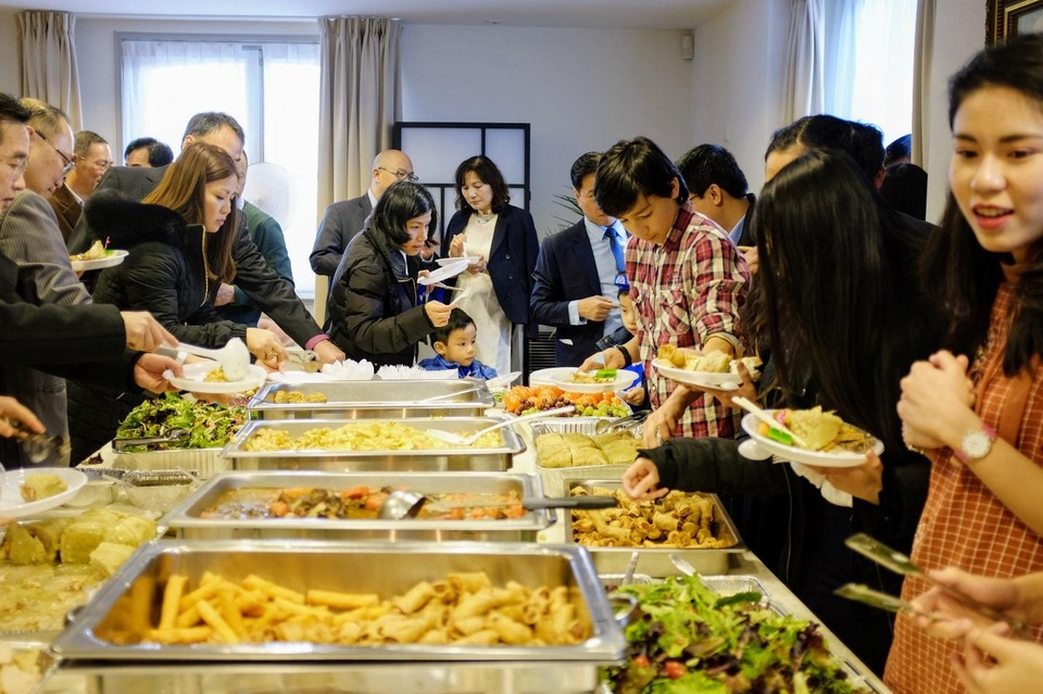 Cộng đồng người Việt cùng nhau thưởng thức những món ăn dân tộc.