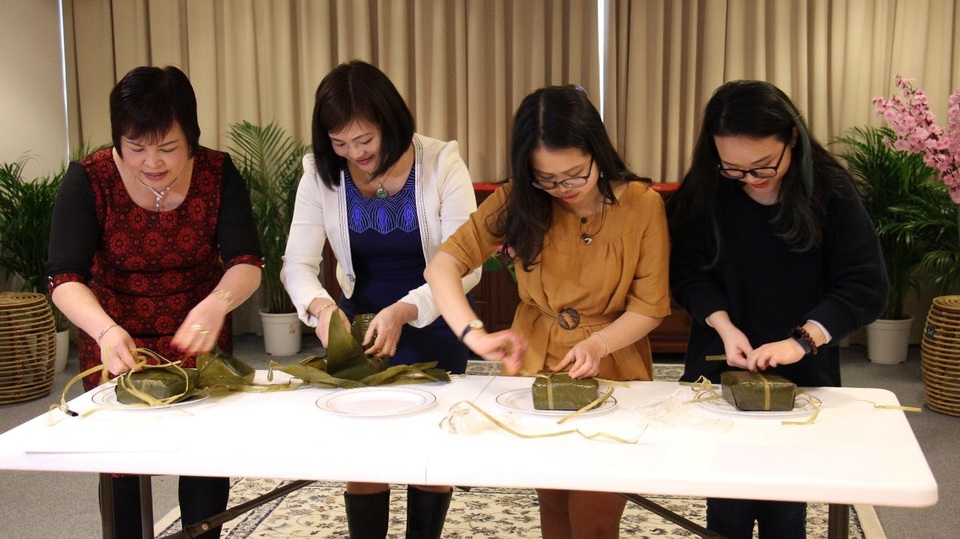 Cuộc thi gói và cắt bánh chưng.