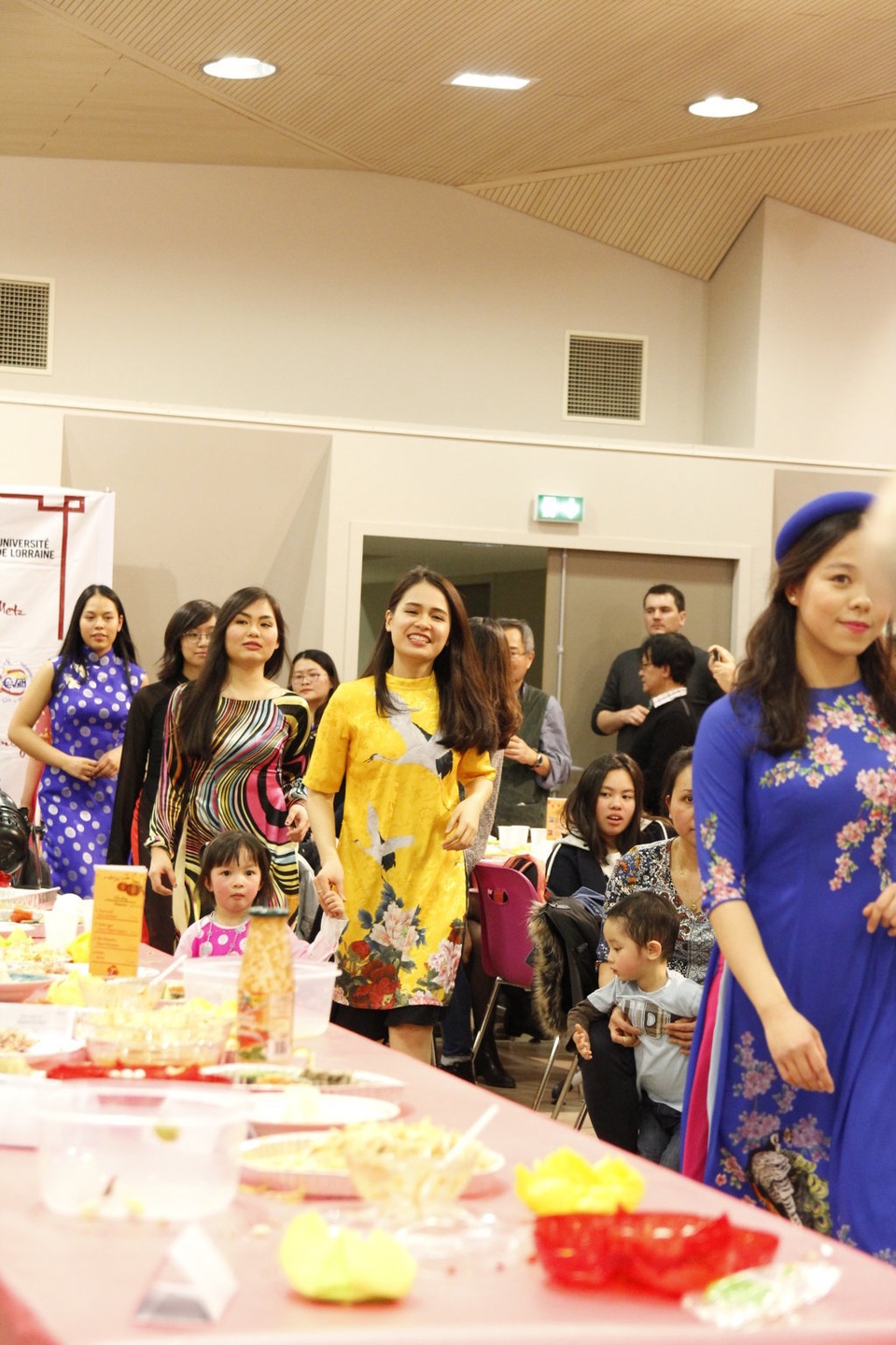 Lưu học sinh Nancy- Metz đón Xuân muộn trên đất Pháp - 6 Tiết mục trình diễn áo dài.