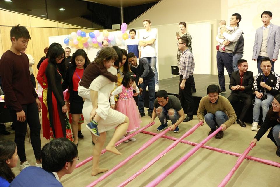 Lưu học sinh Nancy- Metz đón Xuân muộn trên đất Pháp - 8 Hào hứng nhảy sạp.