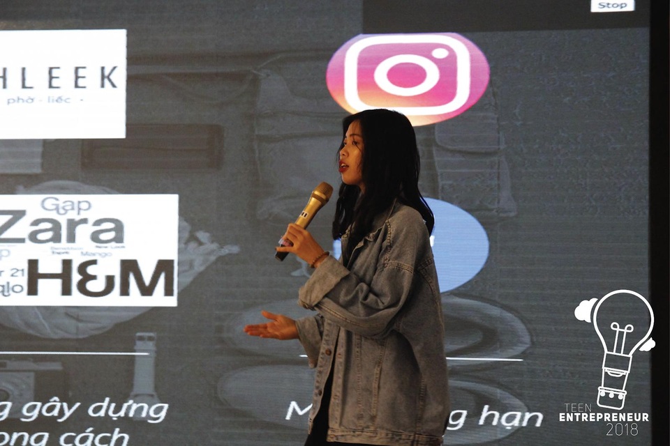 Ý tưởng website tâm sự với người lạ vô địch “Teen Entrepreneur 2018” - 2 Giữa không khí của một buổi dự thi của phần “căng thẳng”, nhóm Ron đã thay đổi bầu không khí bằng một bài hát, đồng thời là cách để tạo điểm nhấn cho phần thể hiện của mình. Vốn là những người có hiểu biết rộng cũng như đam mê lớn với thời trang, 2 cô gái nhóm Ron đã cho ra đời website kết nối cộng đồng những người đam mê thời trang và làm đẹp Faux Pas.